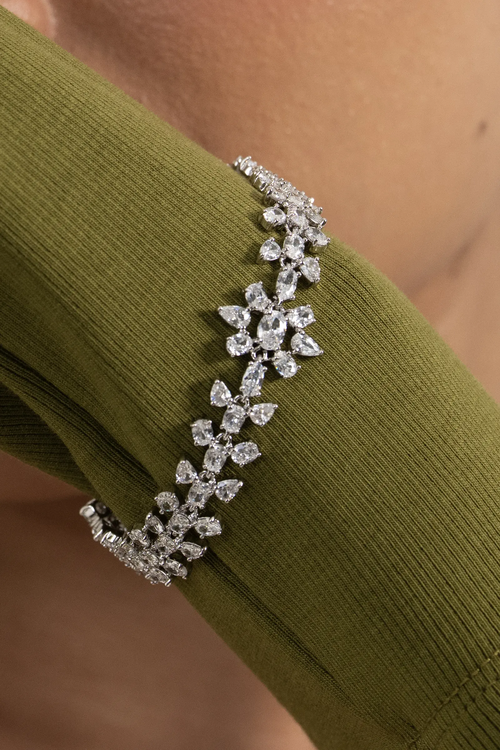 Daisy Cluster Diamond Bracelet - Image 2