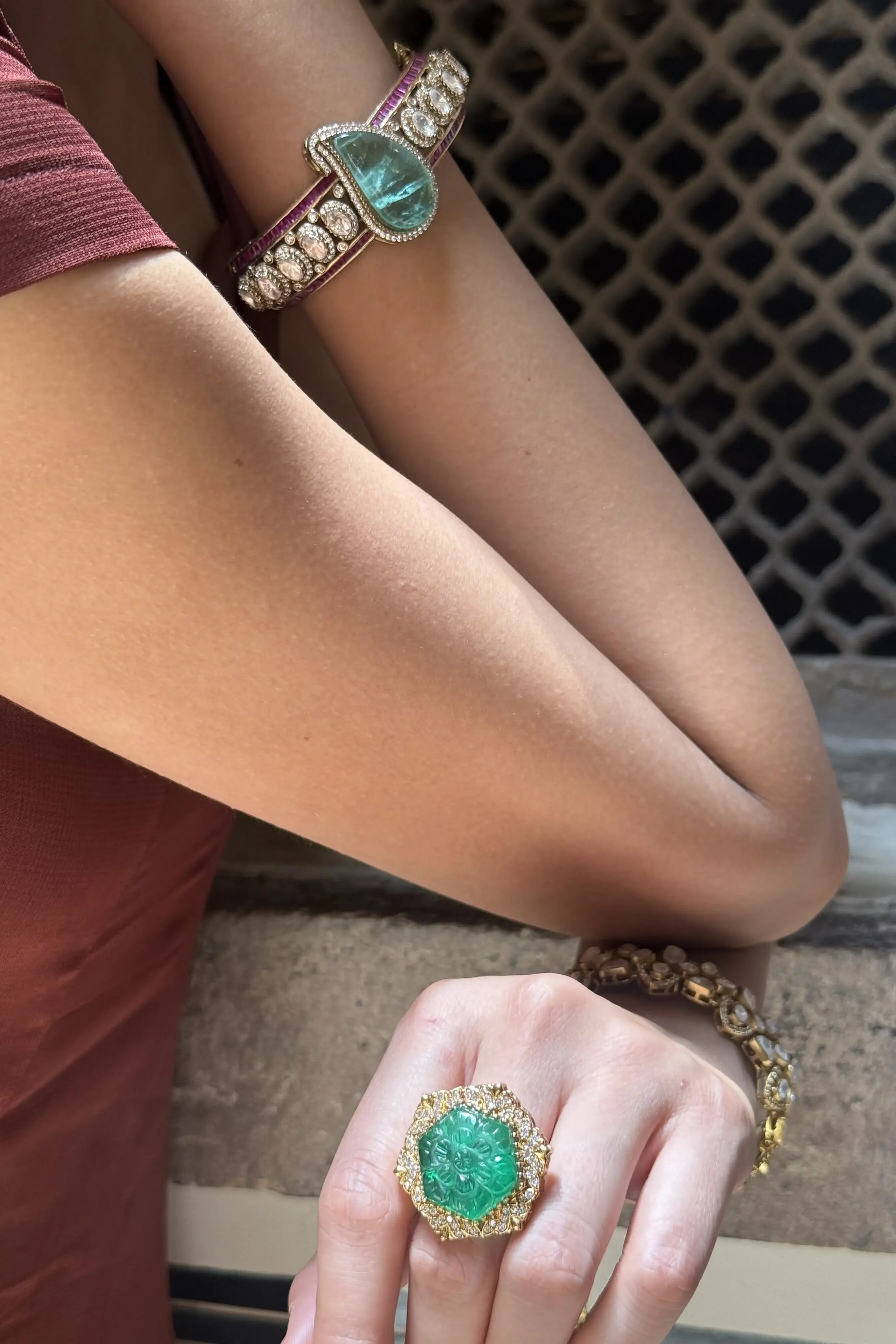 Jagravi Emerald Teardrop Semi-Precious Polki Bracelet - Image 4